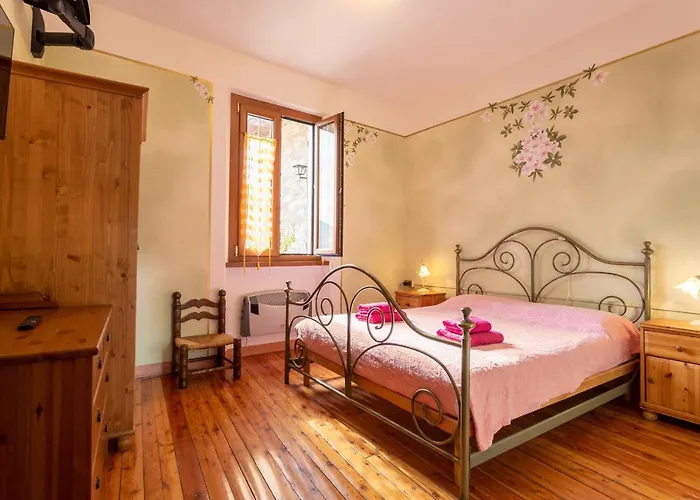 Azalea&glicine By Halldis شقة